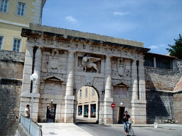 1. Rachtění, Brána do starého města Zadaru